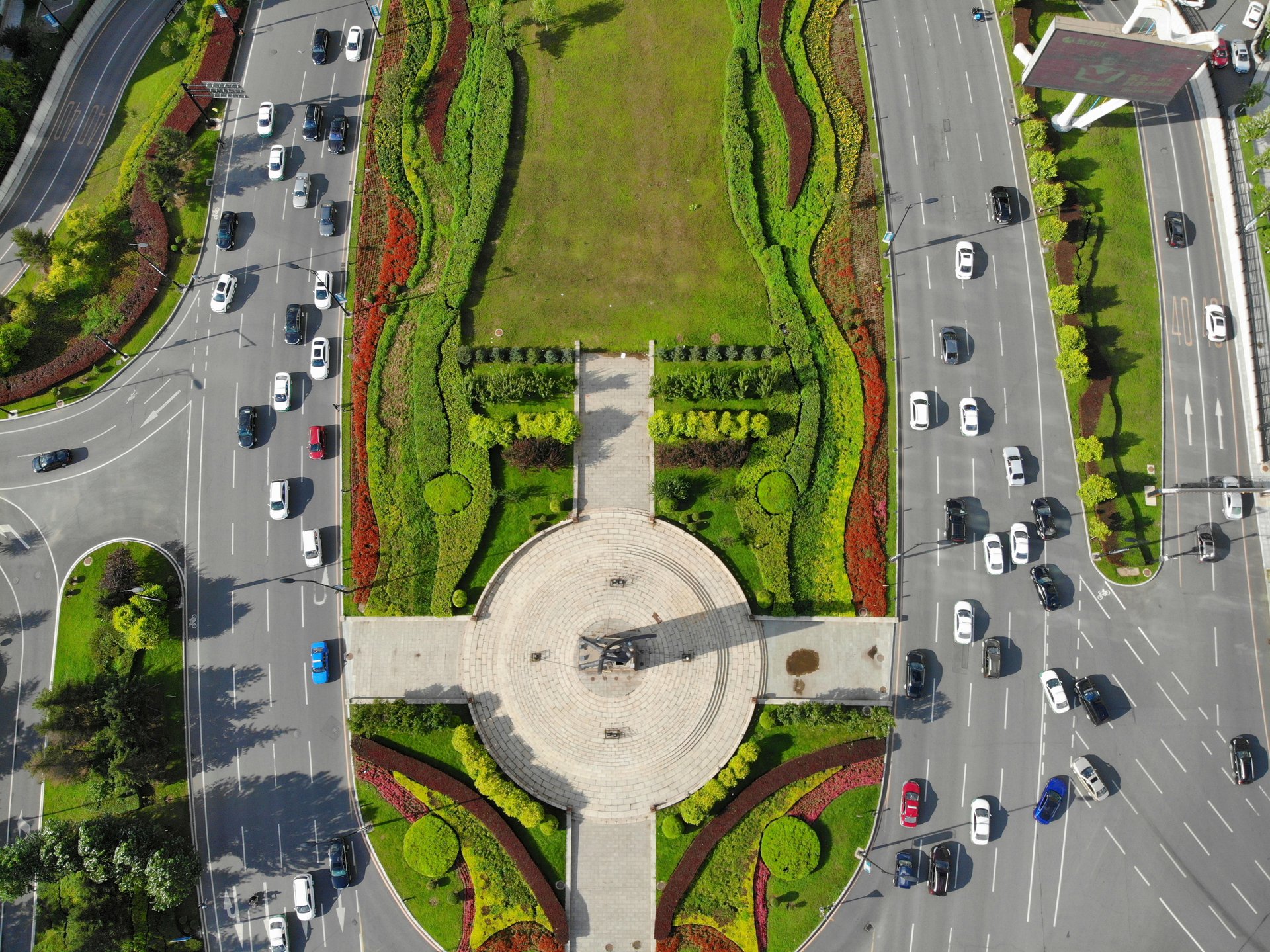  p data-id="gnfiyka7kx">江城广场,位于吉林省吉林市的吉林大桥北侧