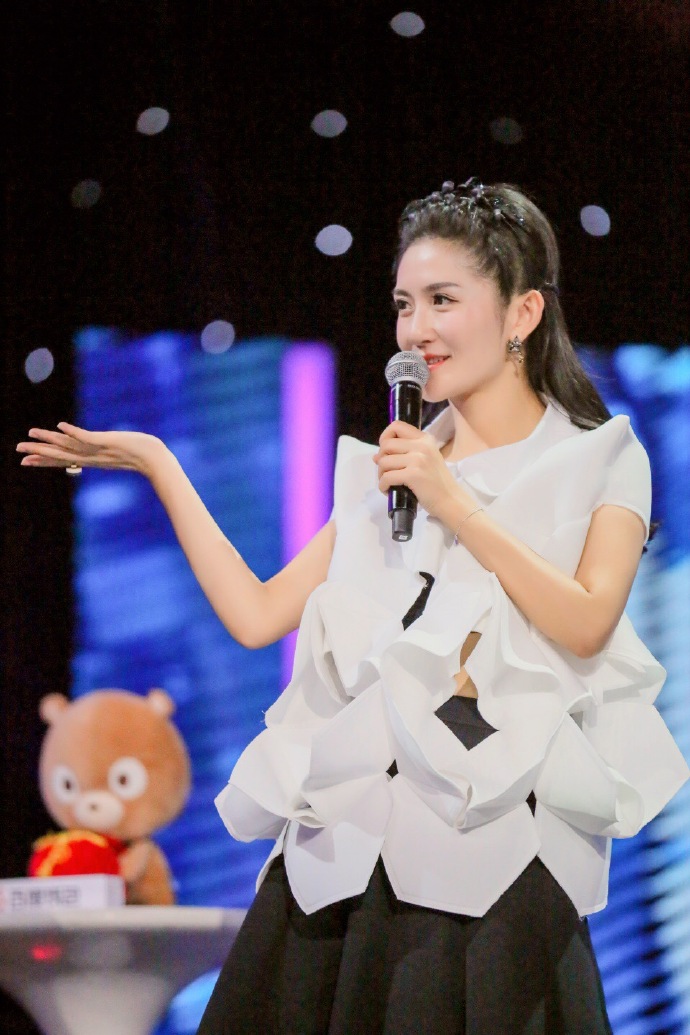  p>谢娜,1981年5月6日出生于四川省德阳市中江县,中国女主持人,歌手