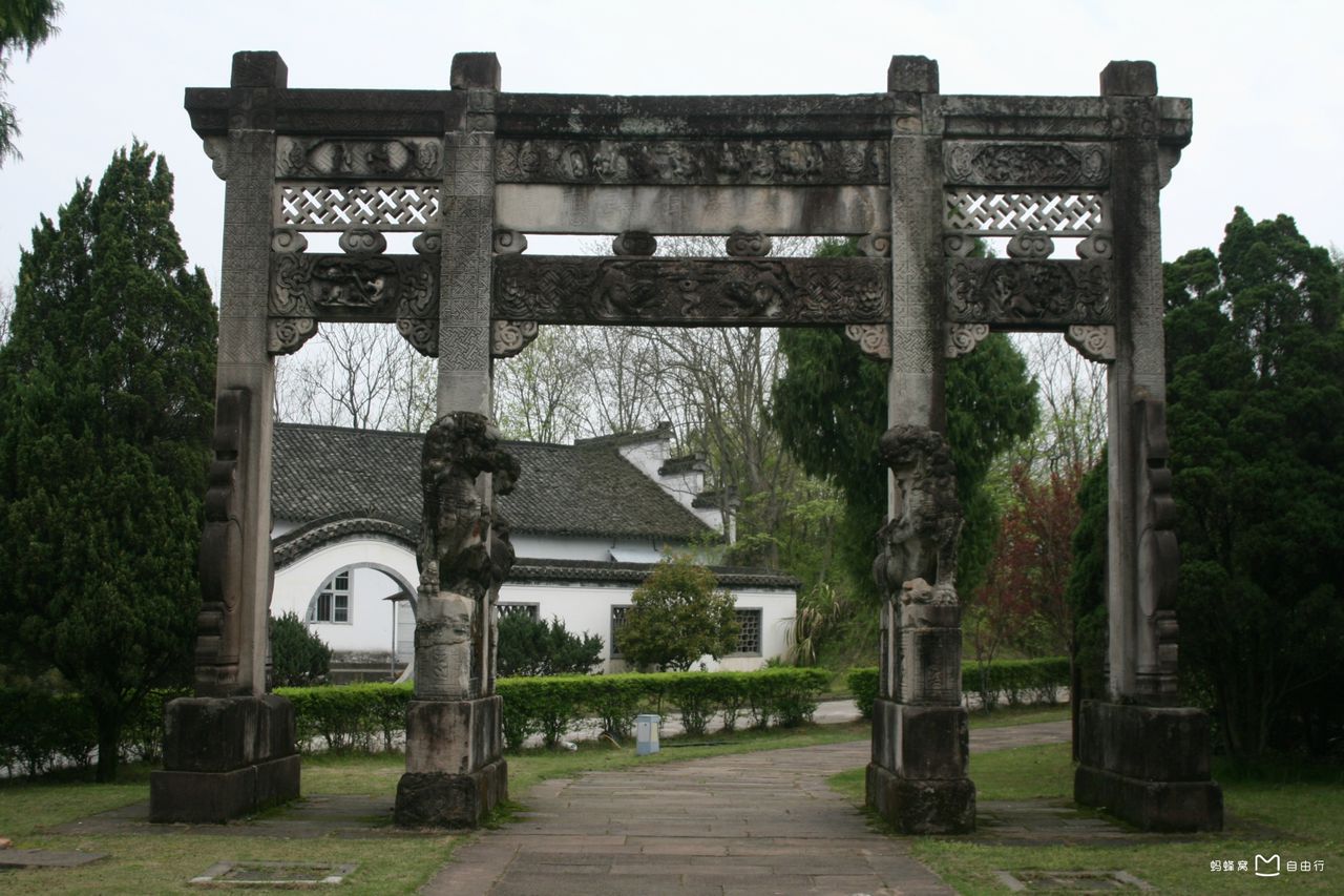 古城岩,坐落在安徽省黄山市 a target="_blank" href="/item/休宁县