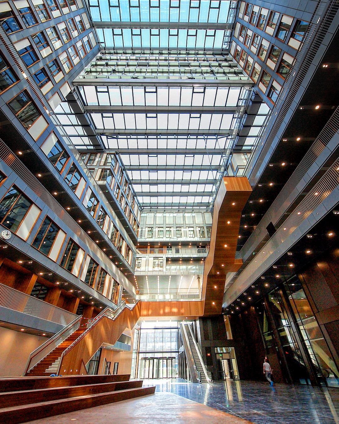 荷兰语:vrije universiteit amsterdam),又译为荷兰自由大学,简称阿