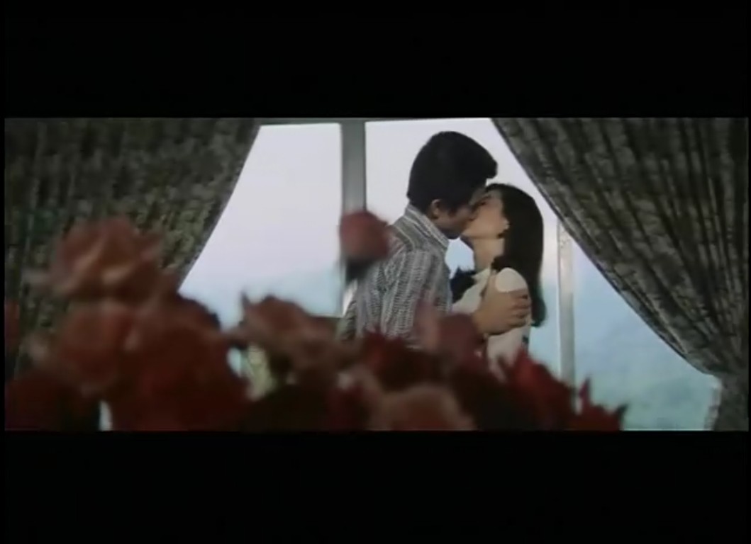  p> a href="#" data-lemmaid="15711177">梁致文 /a>握著手中的红豆