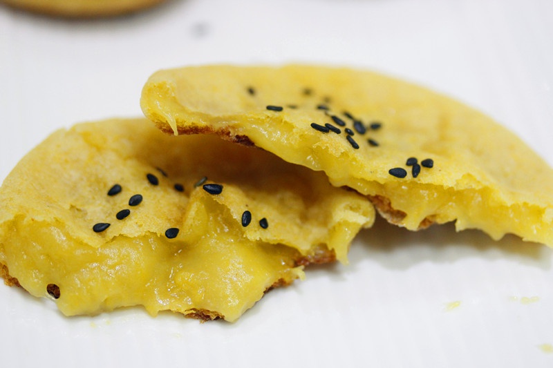  p>烤箱做南瓜饼是以南瓜,糯米粉为主料制作的甜品. /p>