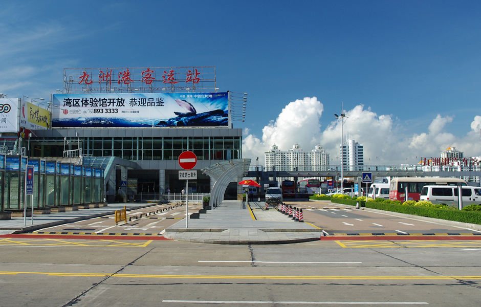 珠江口西岸,毗邻港澳,与澳门陆地相连,是国家一类开放口岸