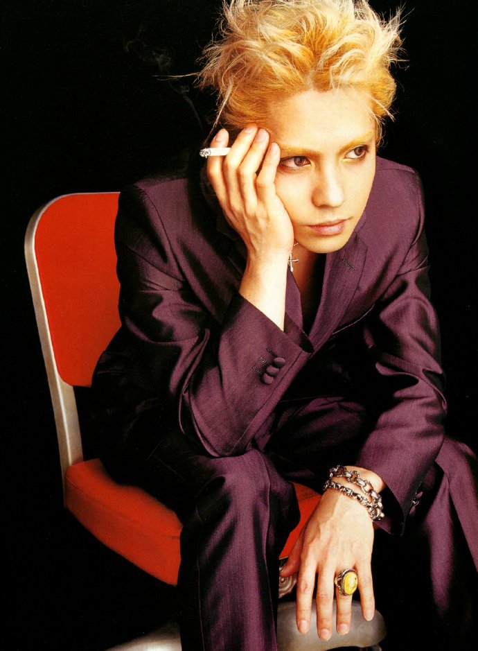  p>hyde,本名"宝井秀人",1969年1月29日出生于日本和歌山县和歌山市.