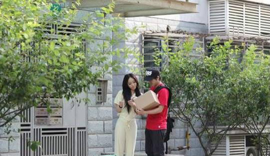 里面讲了作者对面楼住了一位美女,然后作者每天偷拍美女照片并整理发