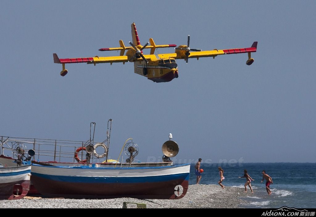  p>cl-415飞机是加拿大庞巴迪宇航公司研制的水陆两栖双发螺旋桨飞机.