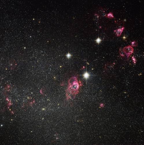  p>矮星系(dwarf galaxies)是光度最弱的一类星系﹐在5万 a href="#"