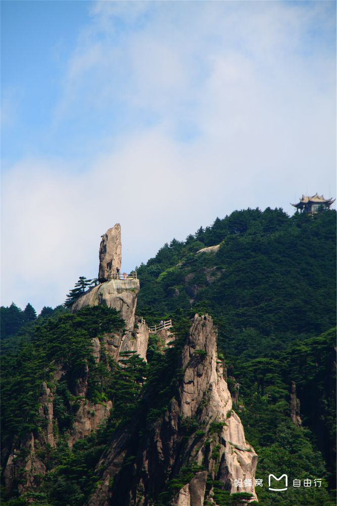  p>飞来石,位于安徽省黄山风景区平天矼的一块平坦岩石上,为自然风化