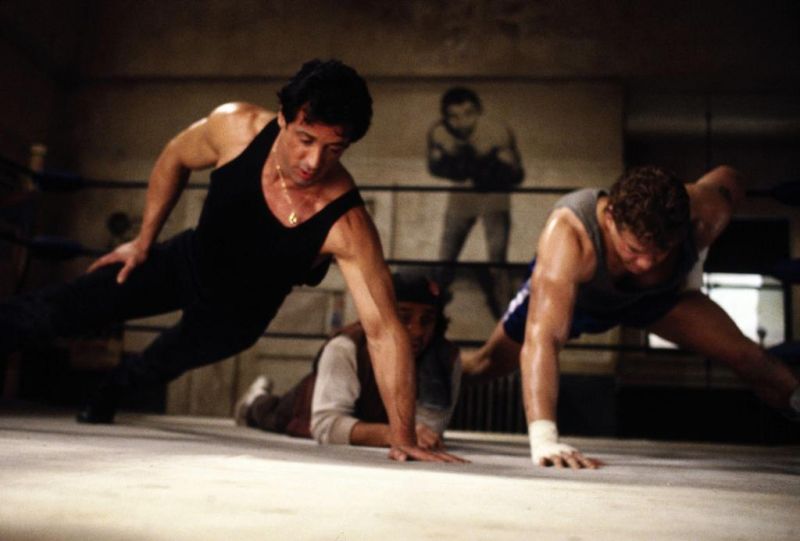  p>洛奇·巴尔博亚,美国电影《洛奇》系列的主角,业余拳击手出身,凭借