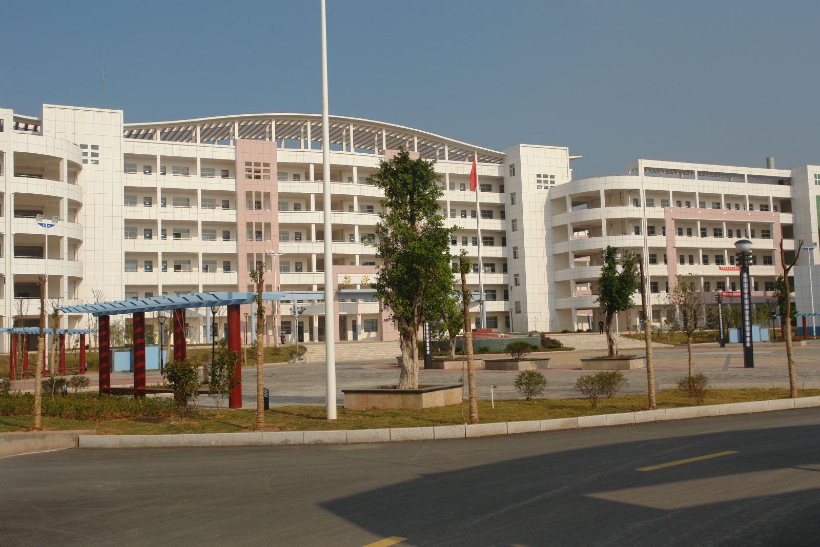 学校位于赣县城北教育