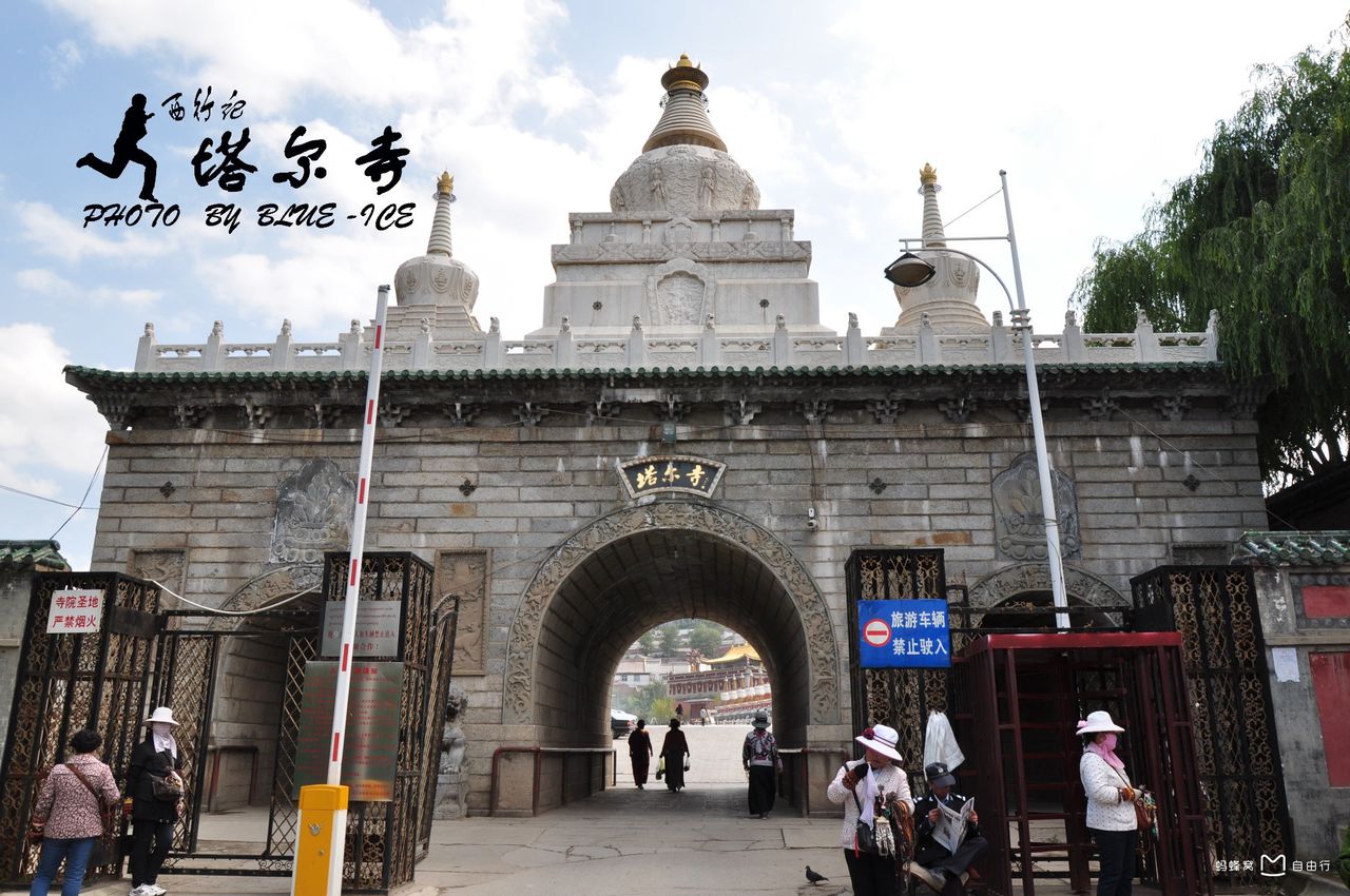  p>塔尔寺又名塔儿寺,地处 a target="_blank" href="/item/青海省