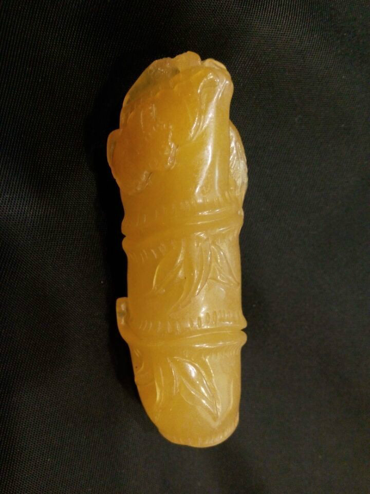  p>石英岩玉是由粒状石英集合体组成的致密块体,石英含量在90%以上