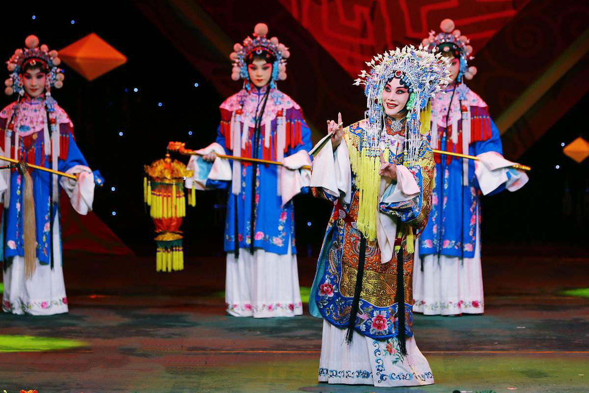  p>京剧《贵妃醉酒》又名《百花亭》,是一出单折戏,取材于中国唐朝