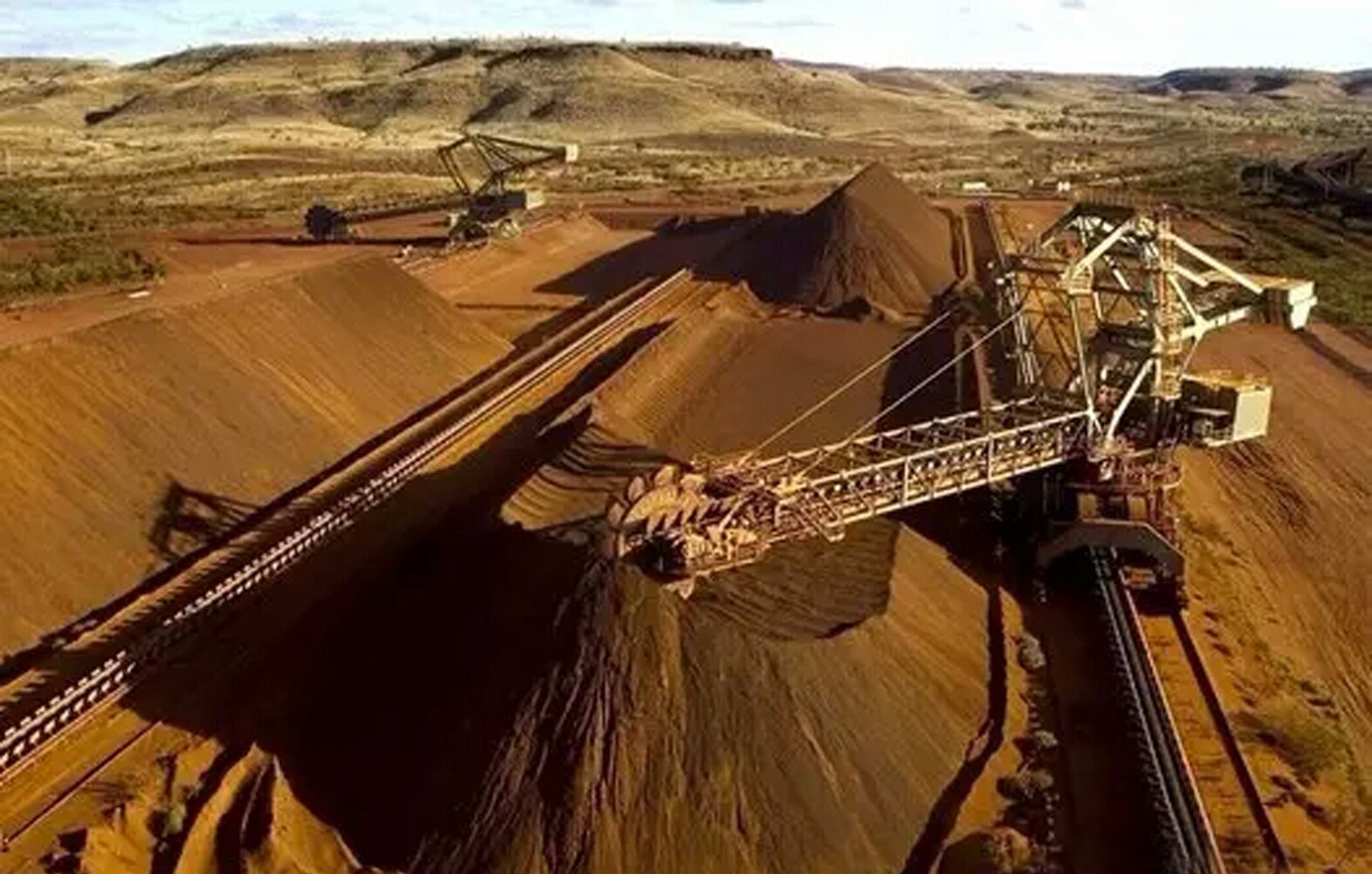 当前根据采矿技术和矿床地质条件对固体矿产提出的一项工业指标.