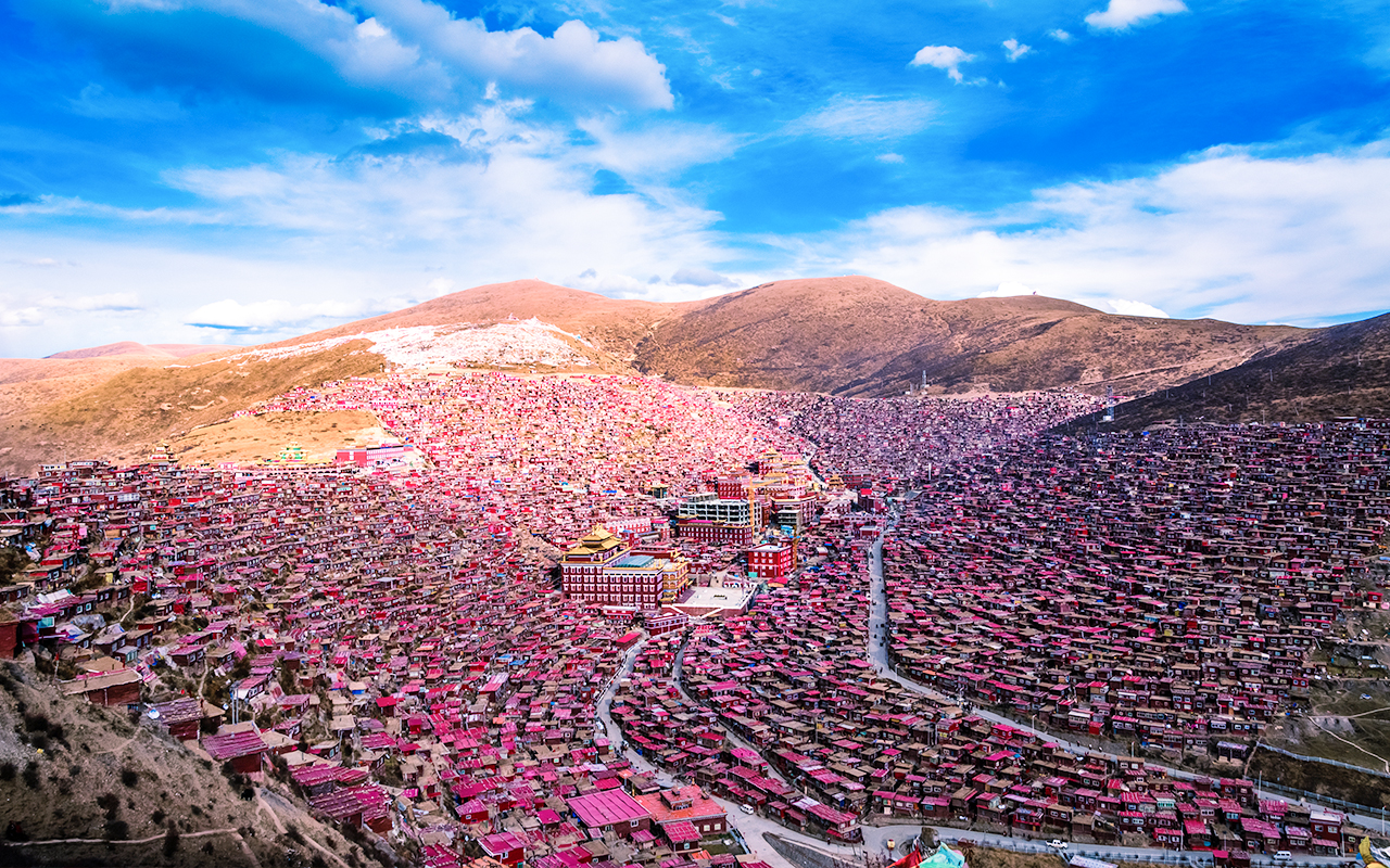  p>色达五明佛学院,经国家宗教事务局批准,由四川省佛教协会主办,位于