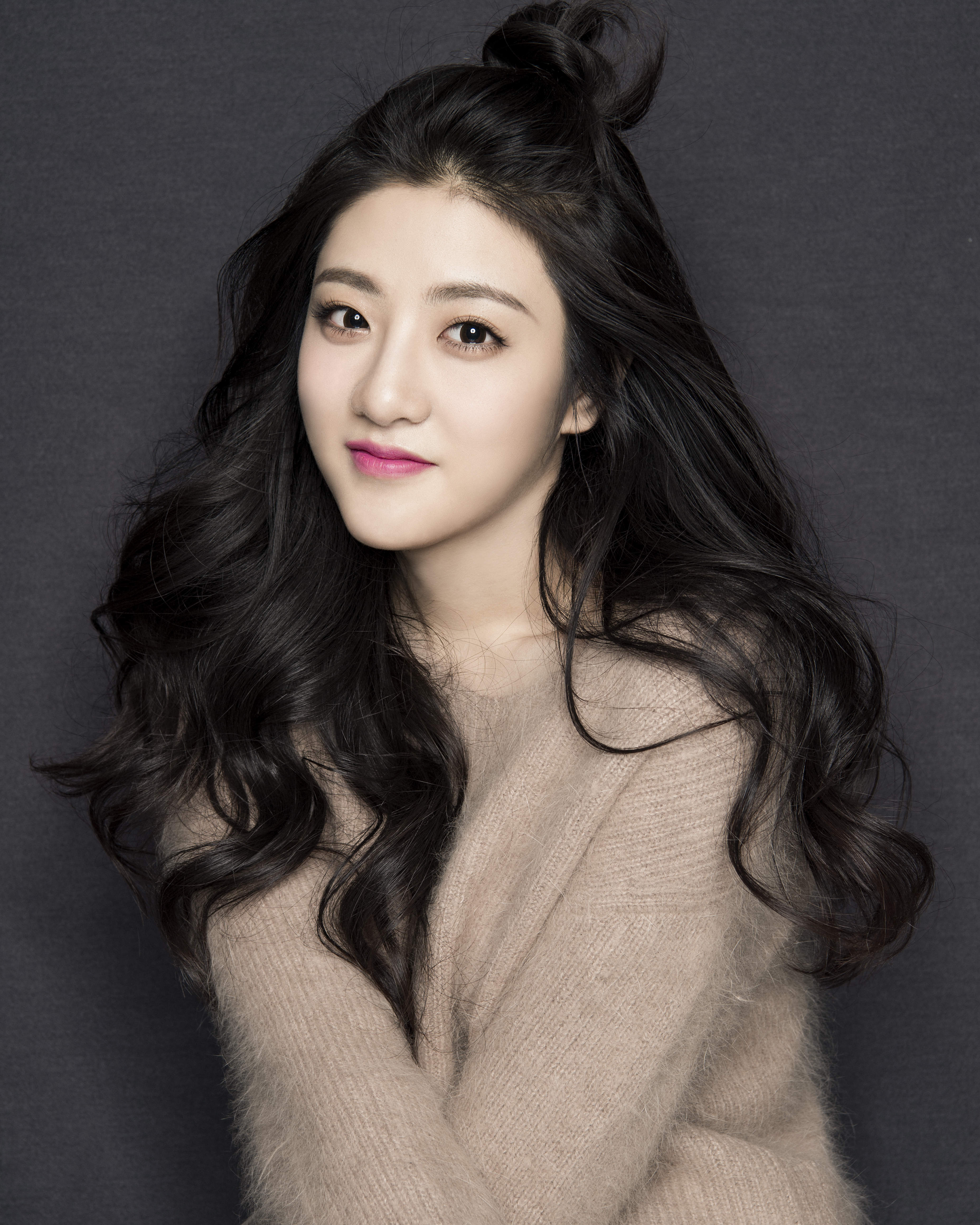 1996年2月21日出生于山东省青岛市,中国内地女演员,毕业于北京电影