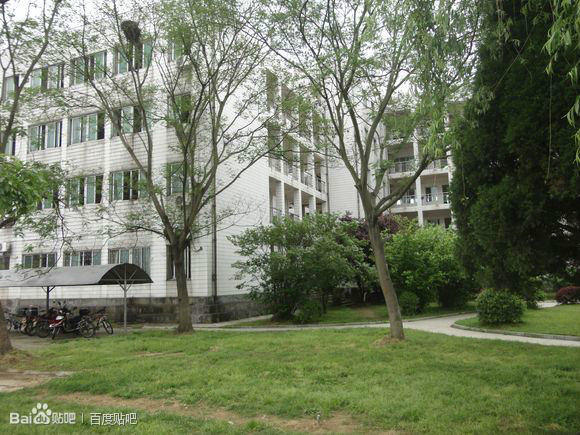  p>英山一中创办于1939年,1999年整体搬迁到新址,是享誉全省的一流