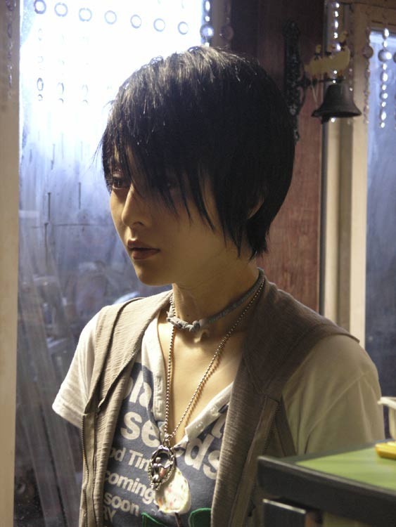  p>《寄生人》是由何平执导, a href="#" data-lemmaid="46255">