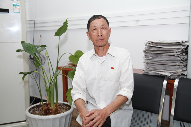 男,1949年出生,苏州太仓人,中共党员,退伍军人,太仓市浮桥镇浮桥社区