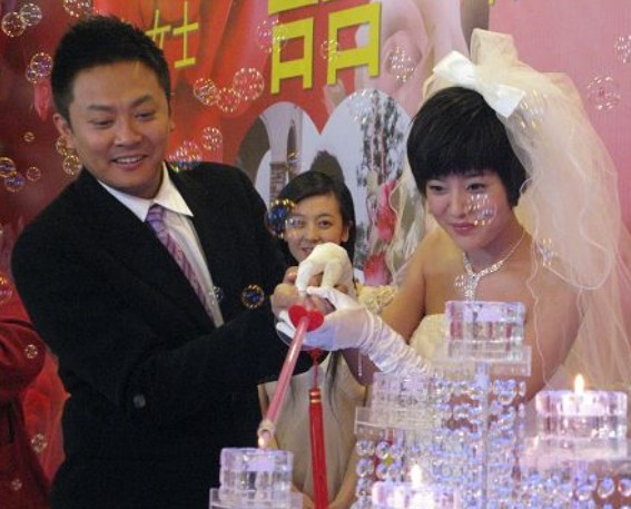  p>林达如愿以偿的和罗薇结了婚·不成想婚后两人矛盾不断,一次林达在