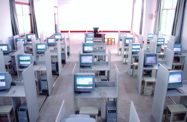 设施设备齐全,50部高档教练车,电子考试仪,无纸化考试系统