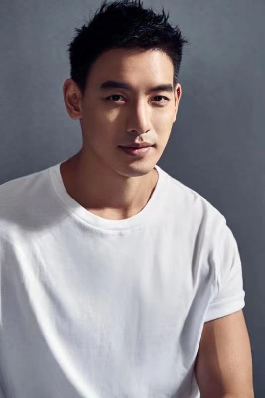 p>黄柏钧(denny huang),1982年7月26日出生于美国德州,中国台湾男演员