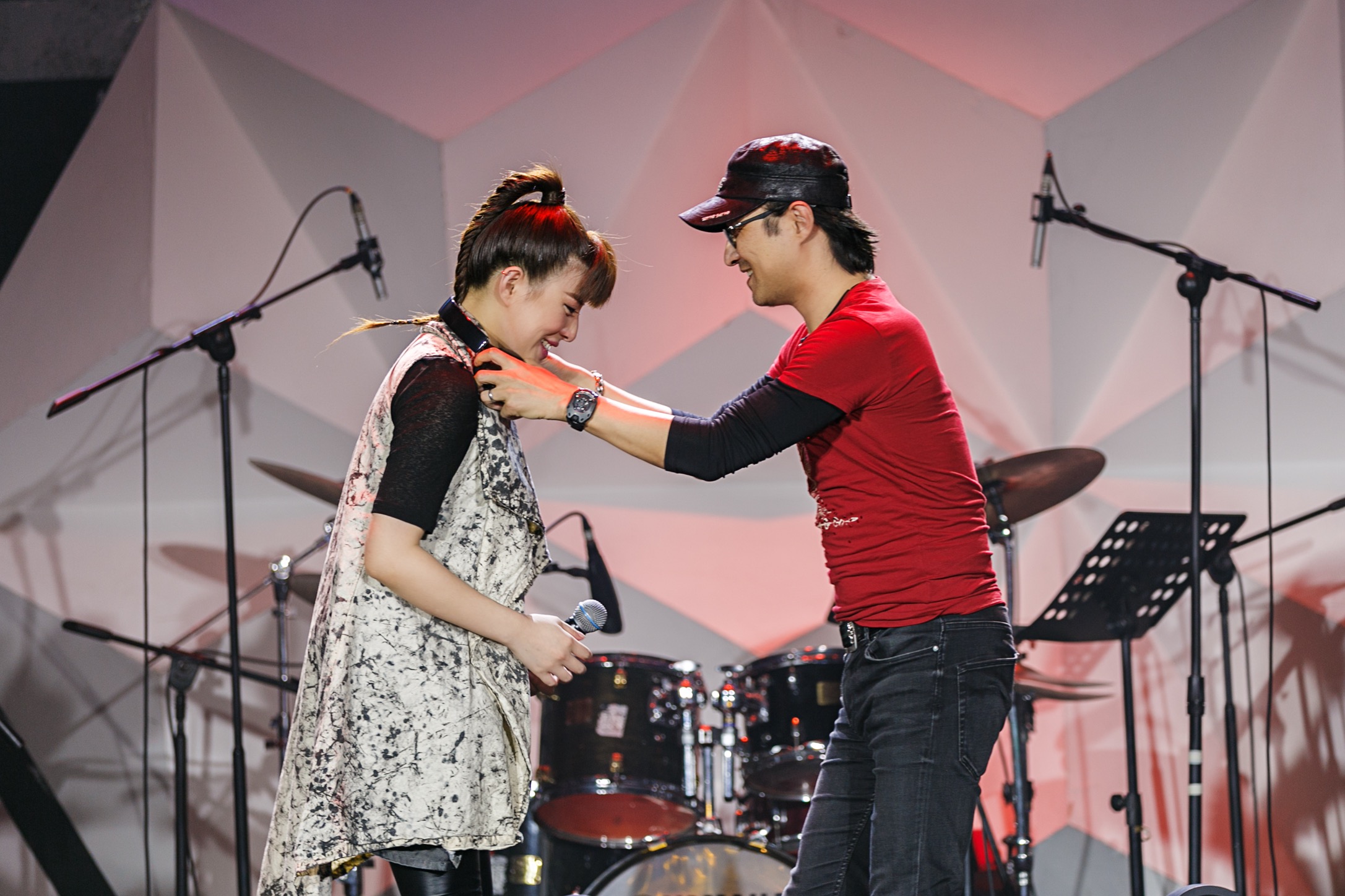  p>李邹珺(贝贝),1987年7月31日出生于湖北省武汉市,中国内地女歌手.