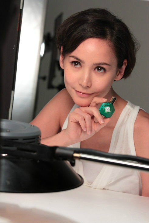  p>阿曼达·斯特朗 i>(amanda strang ) /i>,1980年1月21日出生于法国