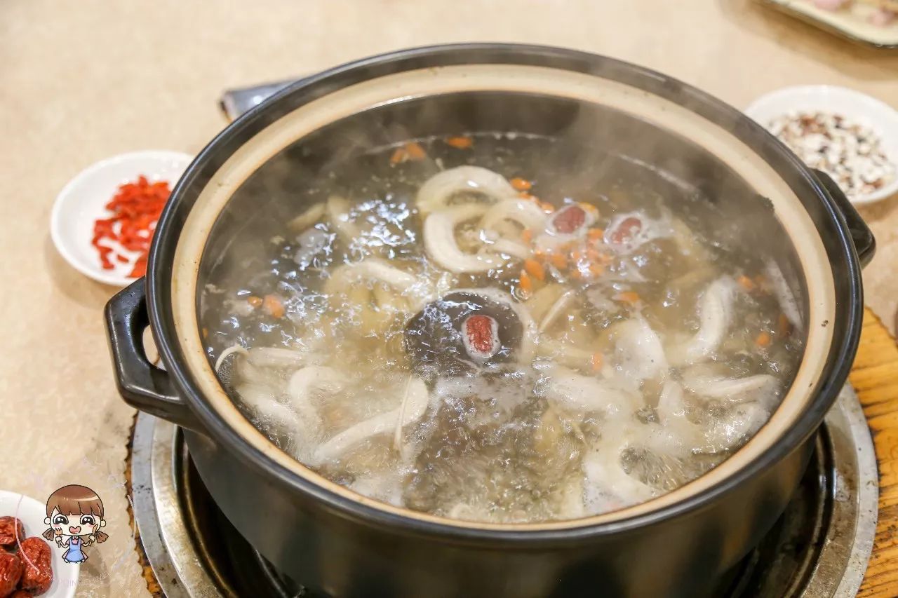  p data-id="gnbcfm3141">清炖蛇肉汤是一道以精鹿肉,水发鹿筋,乌梢蛇