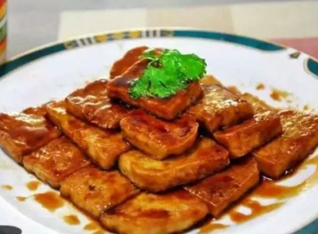 由无锡迎宾楼菜馆名厨刘俊英创制,选用无锡特产"小箱"豆腐烹制而成