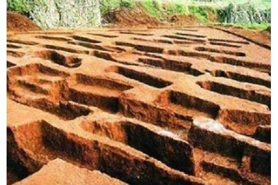  p>可乐古墓群位于中国贵州省毕节地区赫章县境内,这些遗址墓葬中所含