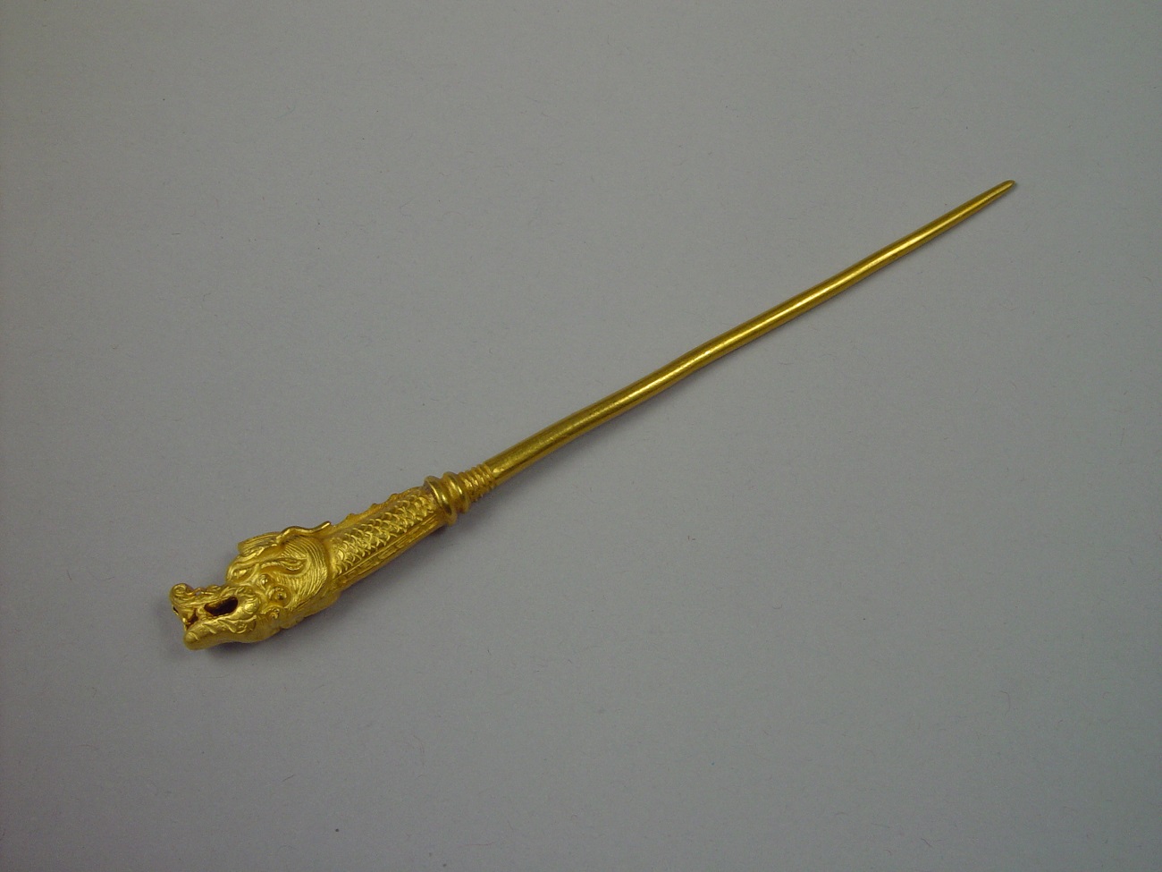明錾刻龙首纹金簪