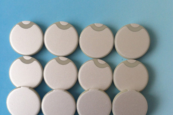 在两片铜制圆形电极中间放入压电陶瓷介质材料,当在两片电极上面接通