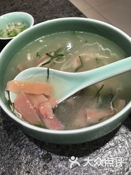  p data-id="gnwkalej6i">鱿鱼汤,是一道汤类海鲜菜,主要制作材料是 a