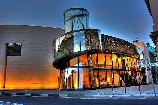 ">德国博物馆位于伊萨尔岛,建于1903年,被誉为世界上最大的科技博物馆