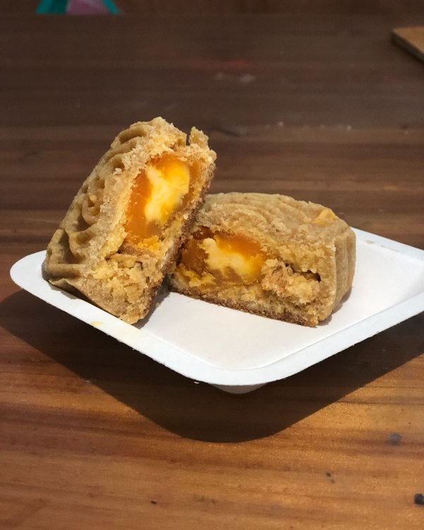 中式肉松蛋黄月饼