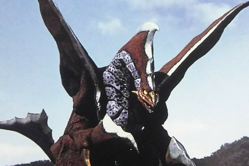 《迪迦·奥特曼》第1集《光的继承者》,是有着"使天空崩裂的怪兽"之称