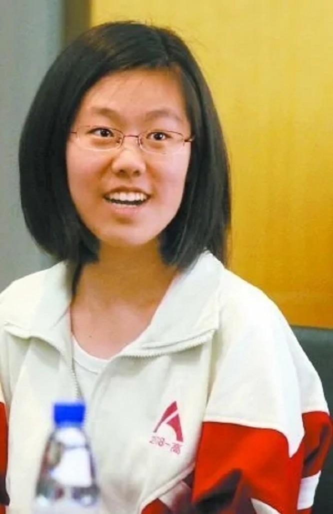  p>伊思昭,女,出生于1994年,人大附中高三(2)班学生,2011年 a target=