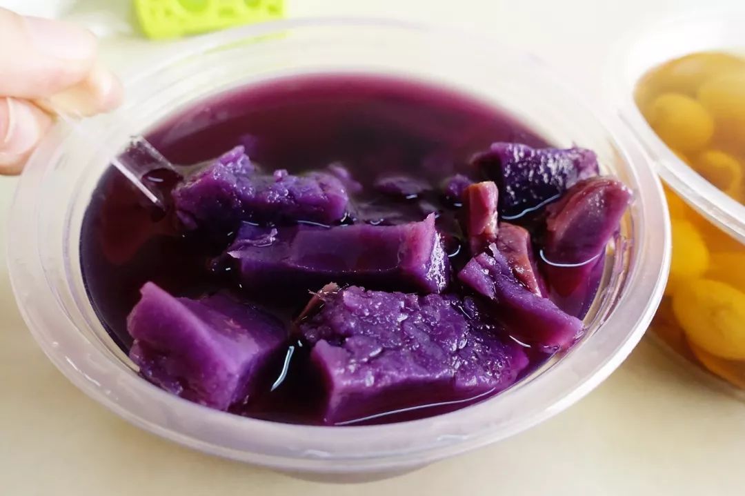 紫薯又叫黑薯,薯肉呈紫色至深紫色.