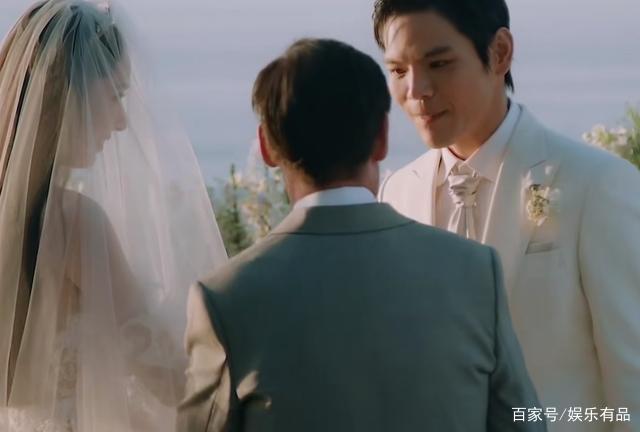向佐郭碧婷婚礼中，向华强对向太的那一牵手，有爱的人才真正明白_百科TA说