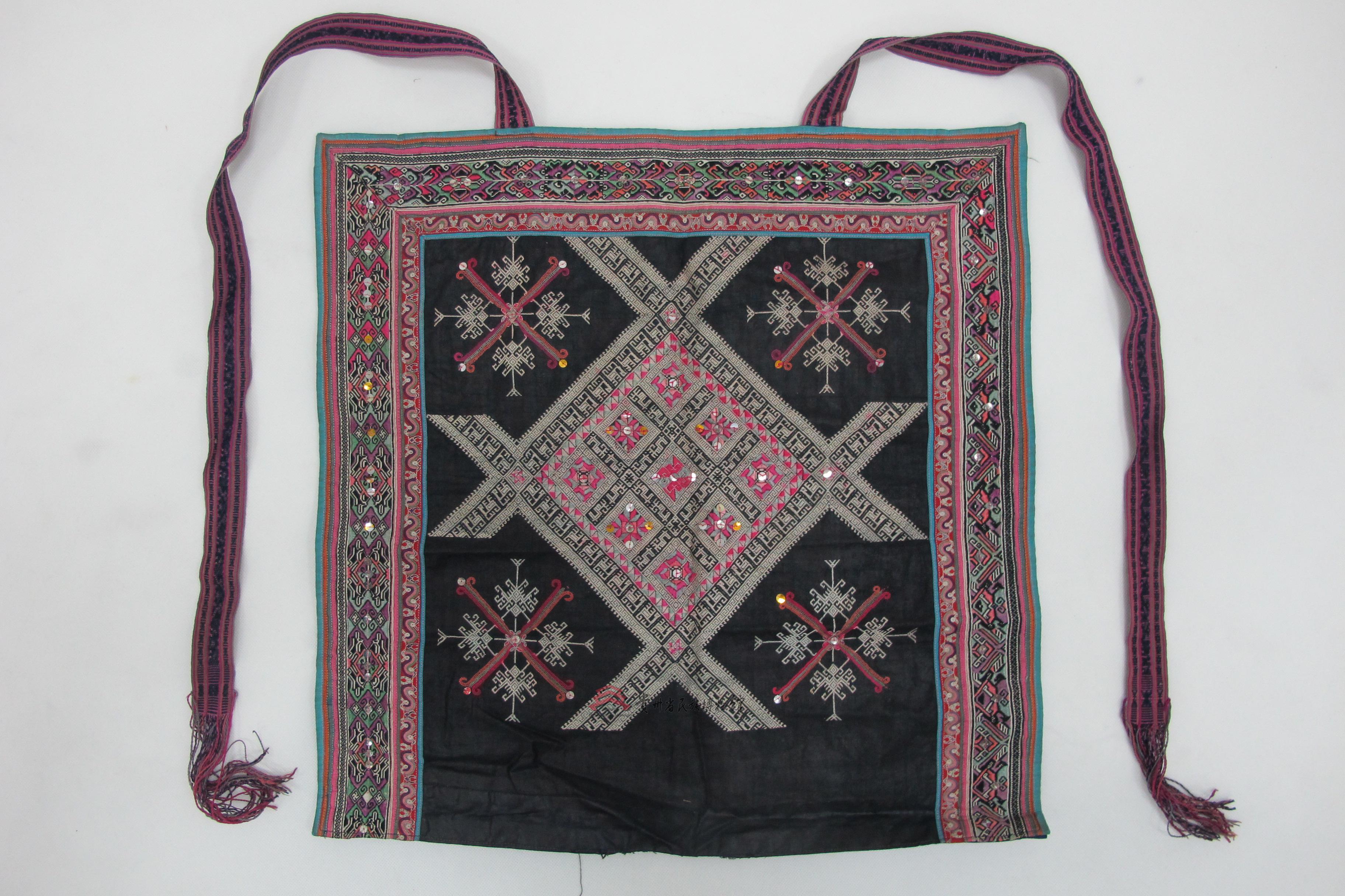 洪州侗族挑花井字纹背带