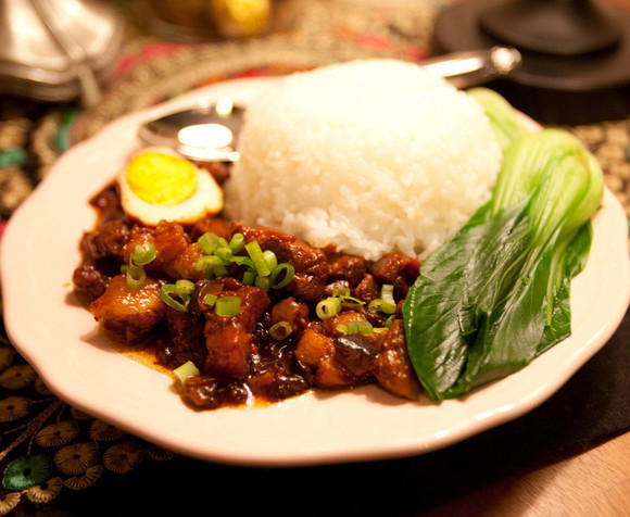 盖饭是一道美食,主要食料有 a target="_blank" href="/item/五花肉