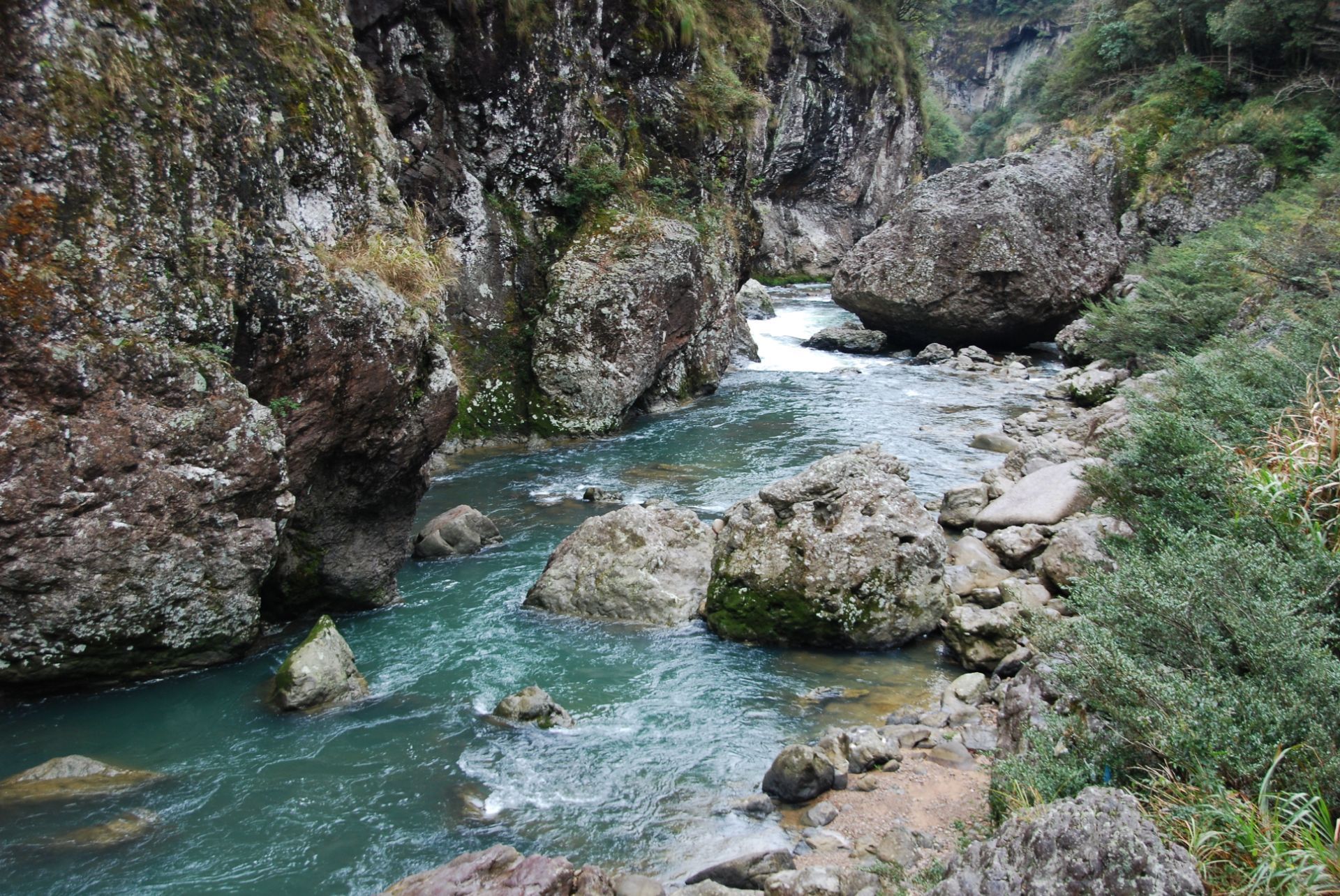 鸳鸯溪漂流地处 a target="_blank" href="/item/大洪山风景名胜区