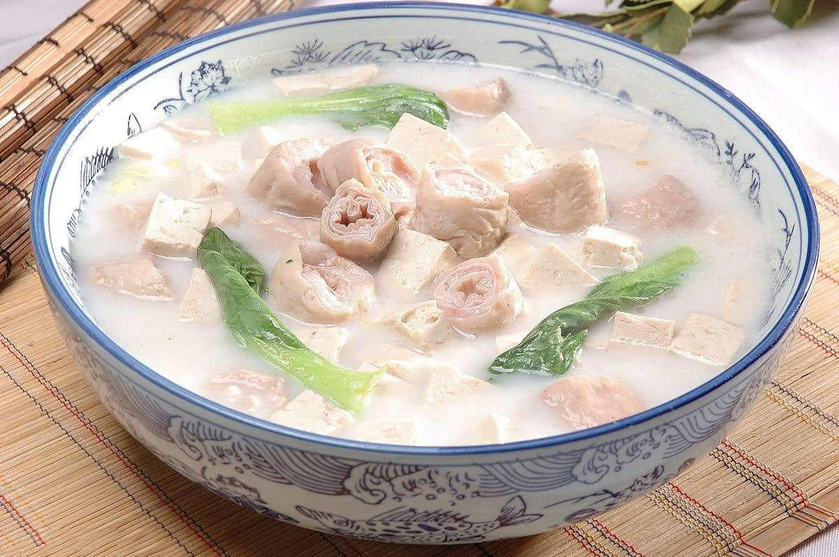 是一道大众菜,主要制作材料是豆腐,猪大肠,口味咸鲜