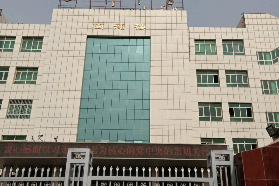  p data-id="gnhdn2h3px">农三师第一中学坐落在古城喀什风景秀丽的