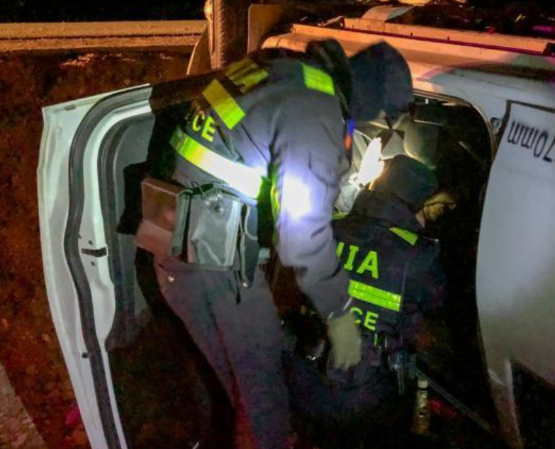  p>2021年1月29日,在西藏日喀则亚东县帕里镇562国道段,一辆白色皮卡