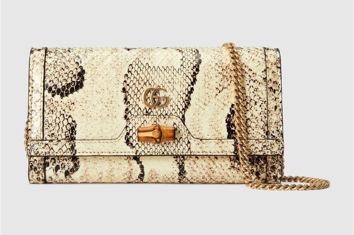  p>gucci diana竹节蟒蛇皮链带钱包是古驰品牌旗下的一款产品. /p>