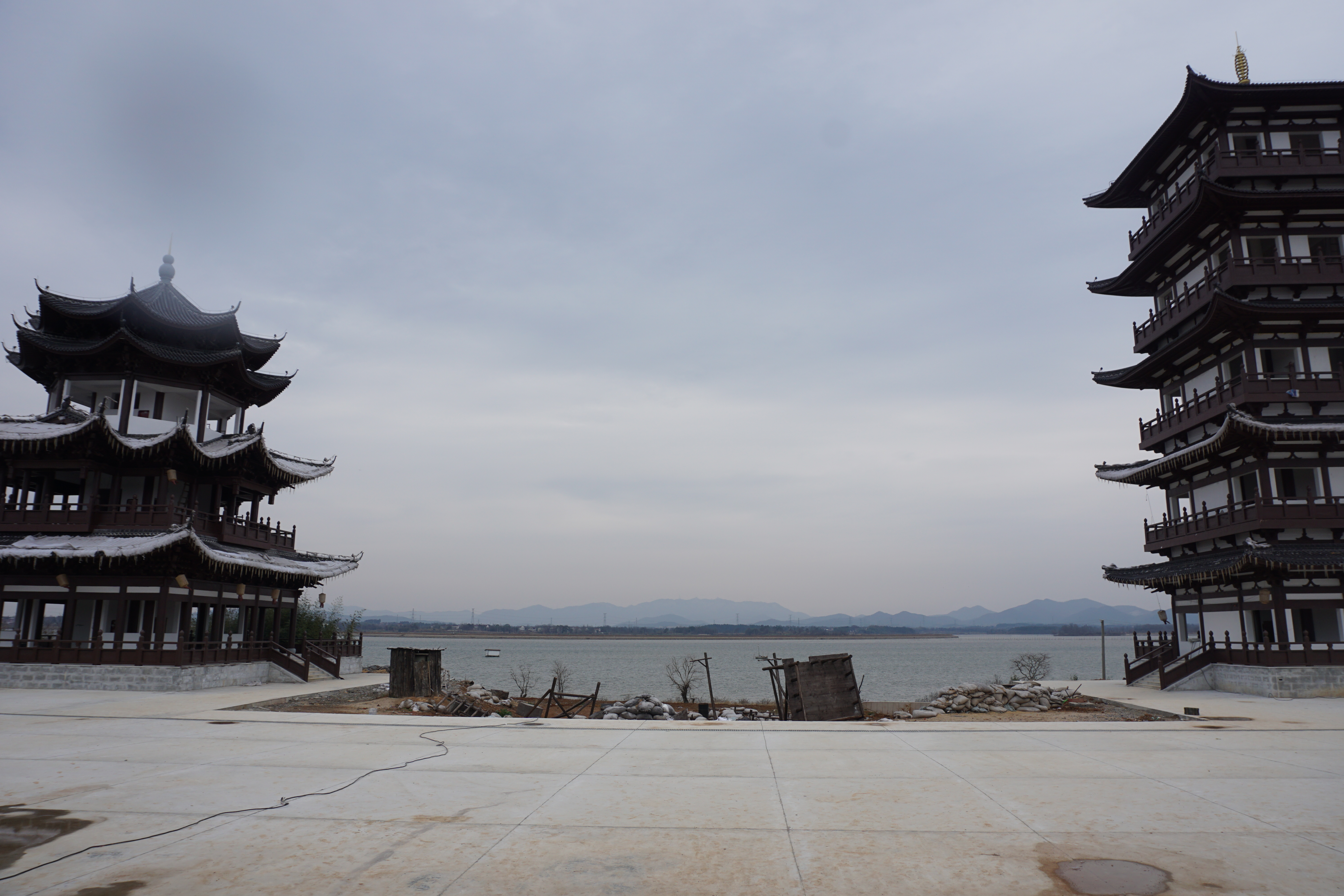  p>三鸦寺湖畔有一千年古寺"三鸦寺",位于安徽省怀宁县金拱镇境内.