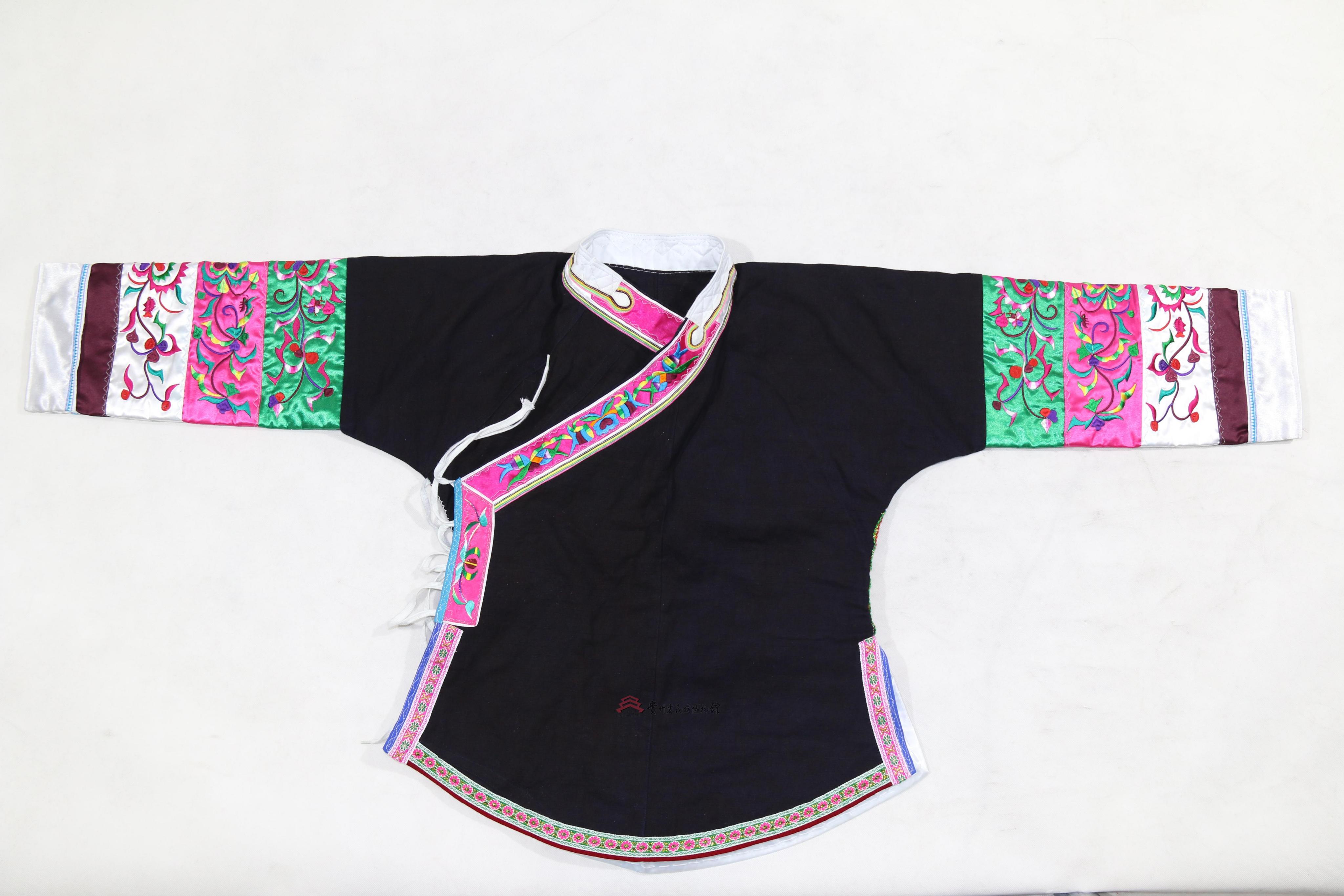 当代镇宁布依族靛染机绣花纹右衽衣