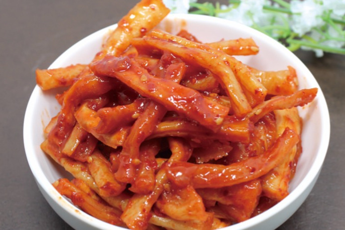 >酱拌萝卜干是一道以萝卜干为主料制作而成的家常菜肴,烹饪工艺为凉拌